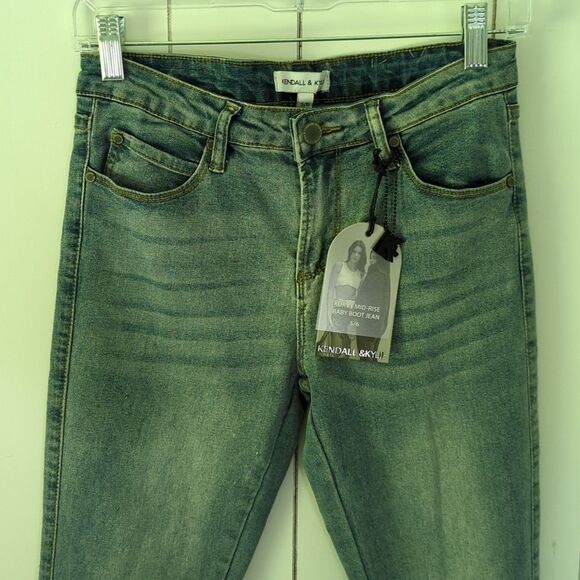 Kendall & Kylie Kurvy Mid Rise Baby Boot Jeans Size 5/6 - Picture 3 of 11